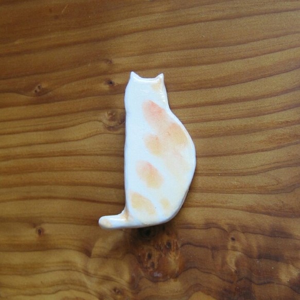 シンプル猫ブローチ* 石塑粘土 ネコ 陶器風 ブローチ ku^ 通販｜Creema
