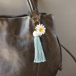 [針と絹糸で編んだ可憐なお花]シルクイーネオヤ(トルコ刺繍･レース)ウッドビーズとコットンタッセルのバッグチャーム 1枚目の画像