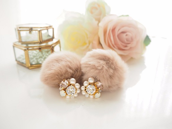 Mauve pink fluffy rabbit fur bijou earrings 第1張的照片