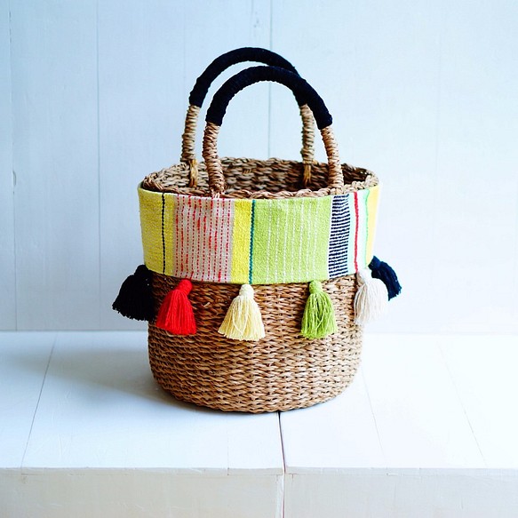 【再次上架】多彩！絲綢手工編織面料和流蘇·籃袋（綠色） 第1張的照片