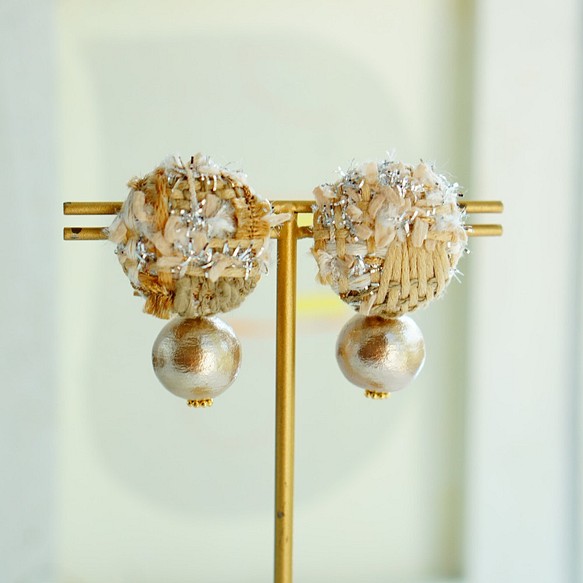 耳環/花式花呢核桃鈕扣和棉珍珠（金色） 第1張的照片