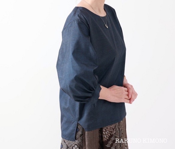 大島紬のプルオーバー　ブラウス　バルーンスリーブ　紺亀甲　着物リメイク　 1枚目の画像