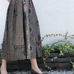 アンティーク大島紬のパッチワークスカート龍郷　丈85ｃｍ　裏地付き　着物リメイクスカート40 1枚目の画像