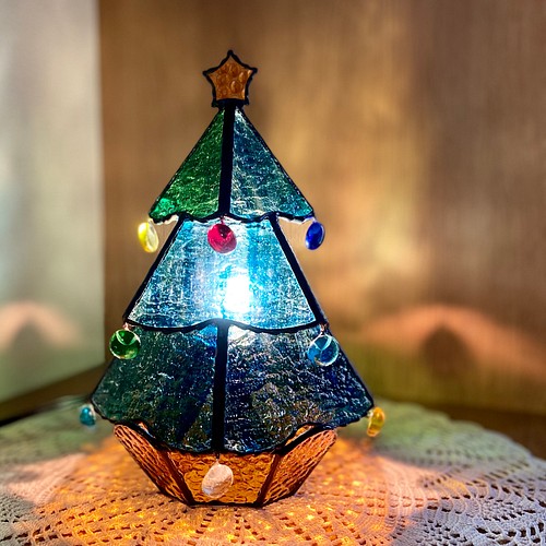 送料無料 ステンドグラスのクリスマスツリー 照明 ライト ランプ Rei 通販 Creema クリーマ ハンドメイド 手作り クラフト作品の販売サイト