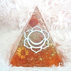 第二チャクラ＊ピラミッド形オルゴナイト『受注製作』 1枚目の画像