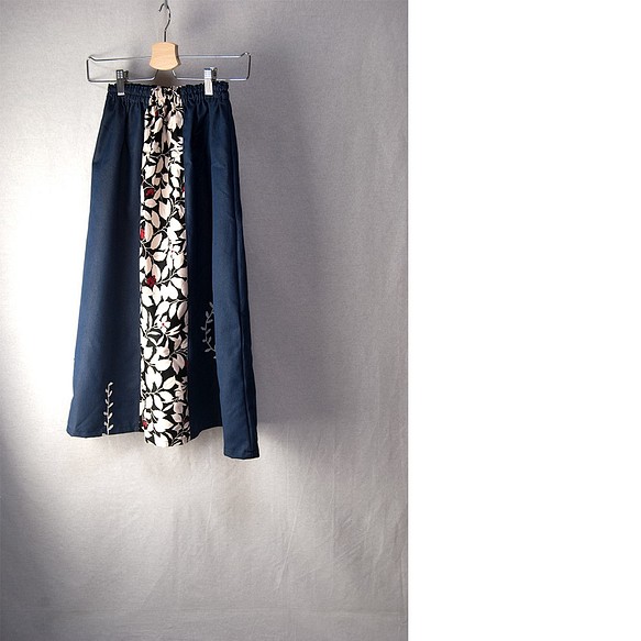 シルクデニムと白いリーフのスカート　M～LLサイズ　送料無料 1枚目の画像