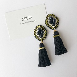 ブラックストーンと刺繍のタッセルピアス/イヤリング(ブラック) ピアス ...