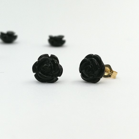 【ラスト1】14kgf*黒い薔薇の一粒スタッドピアス-ブラックオニキス-　天然石 1枚目の画像