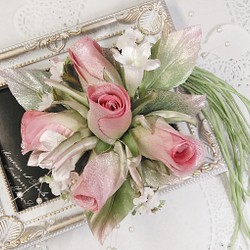 【送料無料】ピンクの蕾バラと小花のコサージュ　結婚式　卒業式　入学式　アートフラワー　布花　造花 1枚目の画像