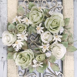 【送料無料】ミストグリーンのバラのミニリース　アートフラワー　布花　染花　造花　ドア壁飾り 1枚目の画像