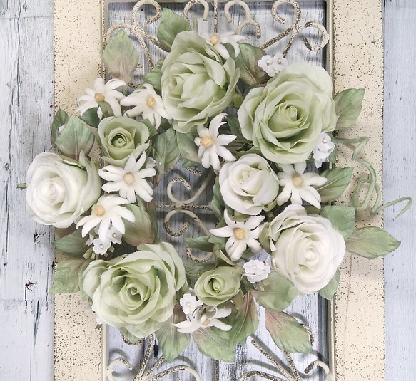 【送料無料】ミストグリーンのバラのミニリース　アートフラワー　布花　染花　造花　ドア壁飾り 1枚目の画像