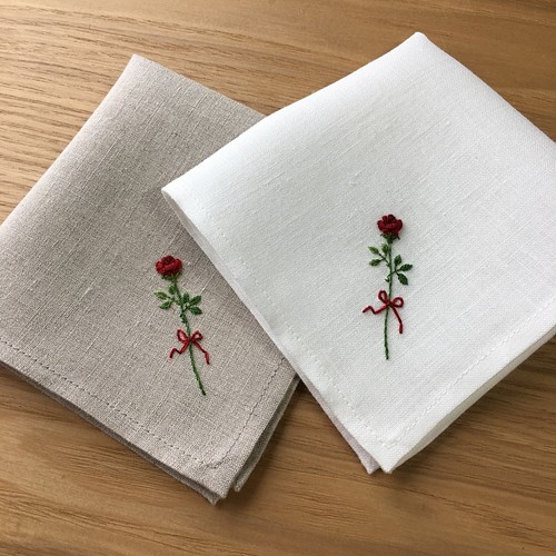 一輪のバラの手刺繍 ミシンで仕立てたリネンハンカチ 名入れ サイズ変更可 小物 ファッション雑貨 ハチの針 通販 Creema クリーマ ハンドメイド 手作り クラフト作品の販売サイト