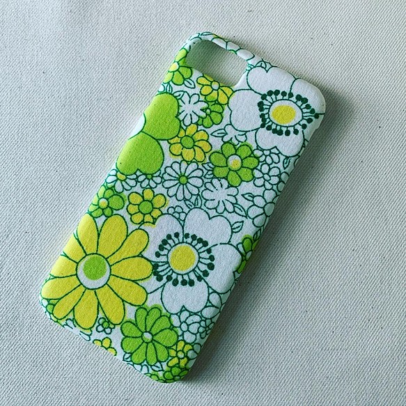 受注製作8 黄緑と黄色の花 Iphoneケース スマホケース ヴィンテージファブリック 北欧 レトロ レトロポップ Iphoneケース カバー Mameo 通販 Creema クリーマ ハンドメイド 手作り クラフト作品の販売サイト