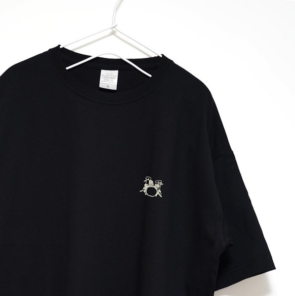 ドラムセットのワンポイント刺繍　ビックシルエットTシャツ  【ブラック】程よい厚さ生地の半袖クルーネック 1枚目の画像