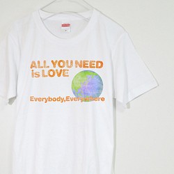 地球儀と可愛い文字のTシャツ【ホワイト】ユニセックス しっかり生地のクルーネックTシャツ 1枚目の画像