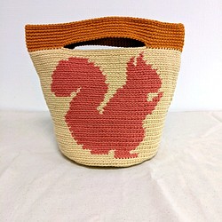 リスの模様の手編みミニトートバッグ（ コットン 100% ） 動物　ミニトート 1枚目の画像
