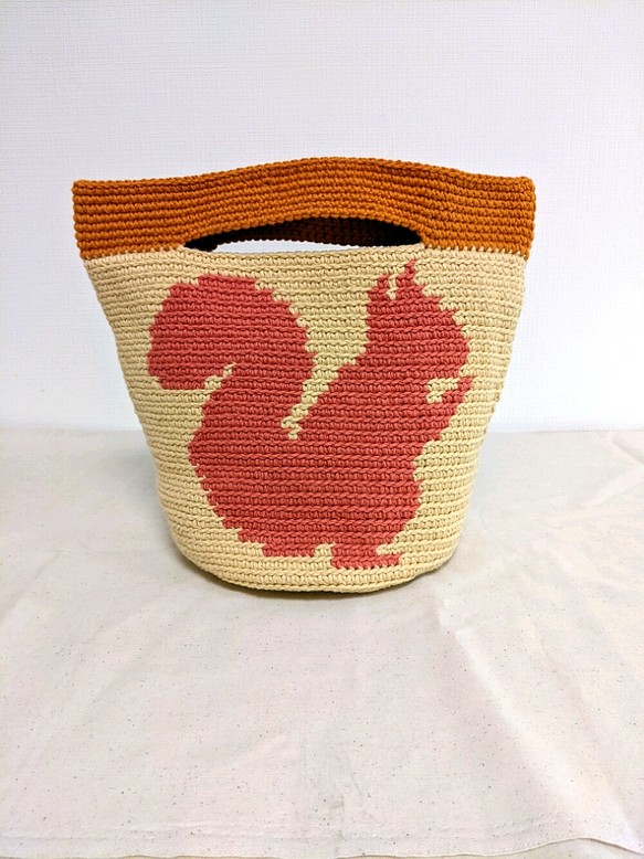 リスの模様の手編みミニトートバッグ（ コットン 100% ） 動物　ミニトート 1枚目の画像