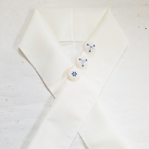 くるみボタン半衿　雪の結晶の小花刺繍 1枚目の画像