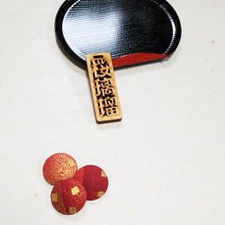 くるみボタン半衿用くるみボタン単品　赤地に金箔 1枚目の画像