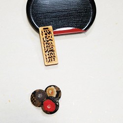 くるみボタン半衿用くるみボタン単品　黒地に椿 1枚目の画像