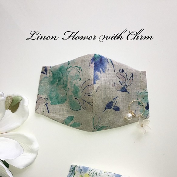 リネンのマスク（大柄の花柄）（グレーの地に青の花）とチャーム（パールと花）・高機能フィルターシート・ポケット付き 1枚目の画像