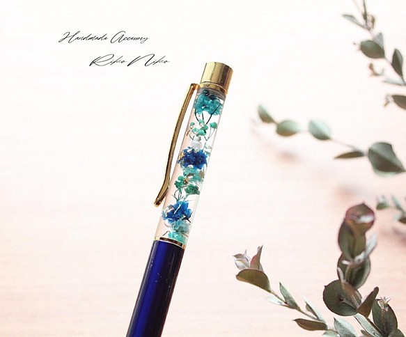 青と水色のかすみ草のハーバリウム ボールペン （ブルー）替え芯付き 1枚目の画像