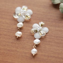 2way  white flower ユーフォルビアと淡水パールのお花ピアス or イヤリング　天然真珠 1枚目の画像