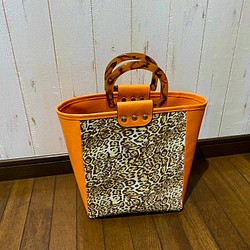 ヒョウ柄とオレンジ色の革の手提げトートバッグ 1枚目の画像