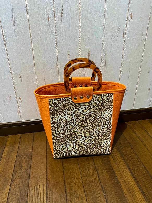 ヒョウ柄とオレンジ色の革の手提げトートバッグ 1枚目の画像