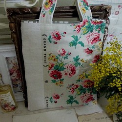 フレンチアンティーク花柄コットンとティッキングファブリックのポケット付フラットバッグ 1枚目の画像