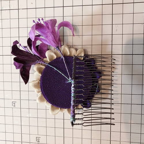 つまみ細工成人式用ご婚礼用 大輪菊とダイヤモンドリリーの髪飾り(紫苑 