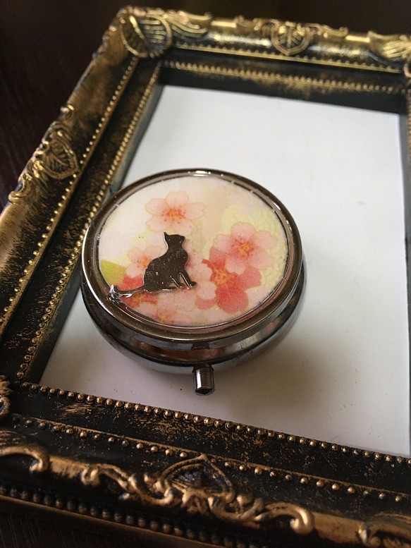 桜とネコのアクセサリーケース　ピルケース 1枚目の画像