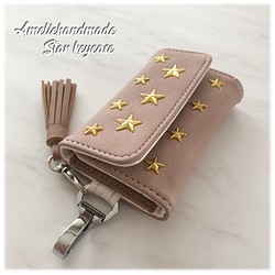 星星飾釘鑰匙包粉色米色金色星星（絨面革）流蘇鑰匙鏈 第1張的照片