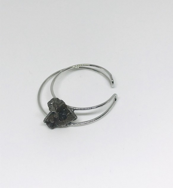 立体的なデザインの隕石イヤーカフ  カンポデルシエロ 1枚目の画像