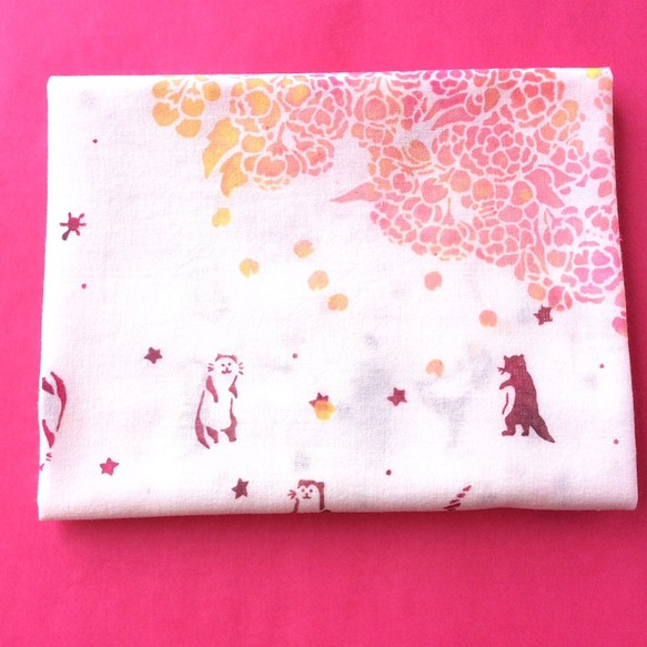 手工印花巾“水獺在櫻花” 第1張的照片