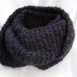 チクチクしないスヌード手編み　受注制作　イタリア製の毛糸　　模様編み2種　紺色グラデーション　（厚さしっかりめ） 1枚目の画像