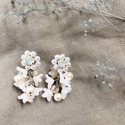 白いお花とパールとビジューのイヤリング 1枚目の画像