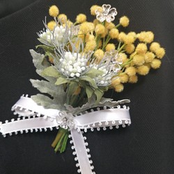 値下げ　ミモザのコサージュ　小ぶり　ミルキースカビオーサ　結婚式　成人式　卒業入学式　パーティー 1枚目の画像