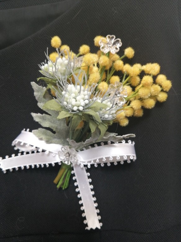 値下げ　ミモザのコサージュ　小ぶり　ミルキースカビオーサ　結婚式　成人式　卒業入学式　パーティー 1枚目の画像