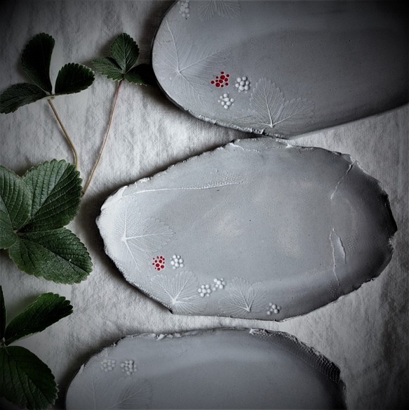 Junclay 生植物プレートＭ・ベリー デザート皿 フルーツ皿 アクセサリートレー 陶器 陶磁器 洋食器 ギフト 1枚目の画像