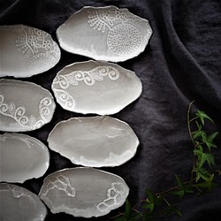 選べるレリーフプレートＭ・グレー　デザート皿 フルーツ皿 アクセサリートレー 陶器 陶磁器　ギフト 洋食器 1枚目の画像