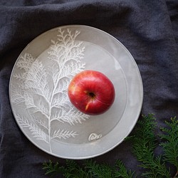 「ラウンド23・コニファー」大皿 デザート皿 ワンプレート 植物 陶器 陶磁器　ギフト　洋食器 1枚目の画像