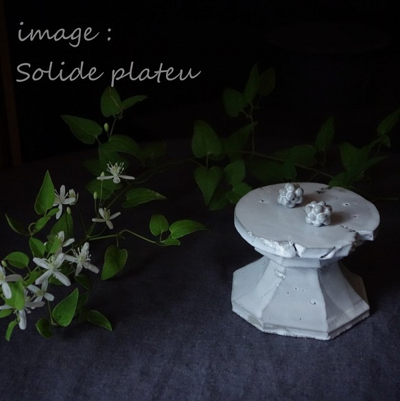 ソリッド スタンドトレイ #P0102　彫刻 置物 陶器　アクセサリートレー　キャンドルスタンド 1枚目の画像