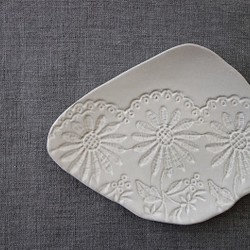 レースのデザート皿「マーガレット」　豆皿　ミニプレート 陶器 陶磁器 花 1枚目の画像