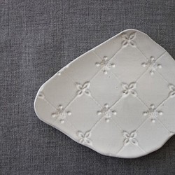 レースのデザート皿「クローバー」　豆皿　ミニプレート　 陶器 陶磁器 1枚目の画像