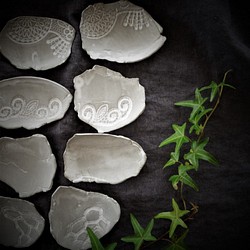 「２枚選べるレリーフプレートS・アンティークグレー」 豆皿 小皿 ミニプレート 陶器 陶磁器　ギフト　洋食器 1枚目の画像