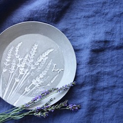 「Ｍプレート黒・ラベンダー」中皿 デザート皿 ボタニカルシリーズ 植物 陶器 陶磁器 1枚目の画像