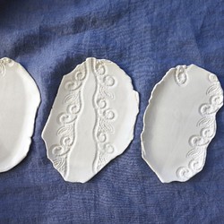 「THOHEN/陶片『ツタ模様』 オフホワイト・Ｍ」 中皿 小皿 デザート皿 アクセサリートレー 陶器 陶磁器 1枚目の画像