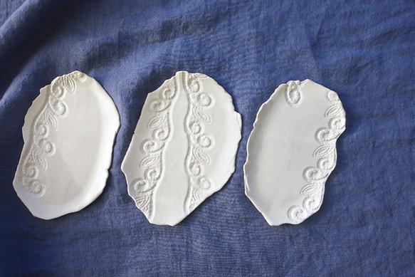「THOHEN/陶片『ツタ模様』 オフホワイト・Ｍ」 中皿 小皿 デザート皿 アクセサリートレー 陶器 陶磁器 1枚目の画像