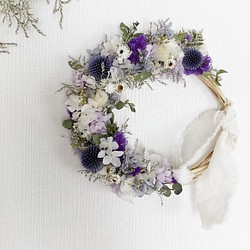 ドライフラワーリース／ユーカリとパープルのハーフムーン26cm＊誕生日プレゼント・結婚引越し祝い 夏のお花のインテリア 1枚目の画像
